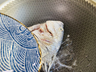 7、豆腐鱼头汤.,加入两碗热水