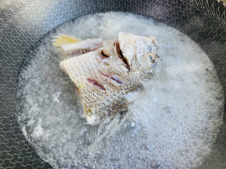 8、豆腐鱼头汤.,大火煮沸