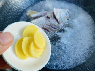 9、豆腐鱼头汤.,放入姜片