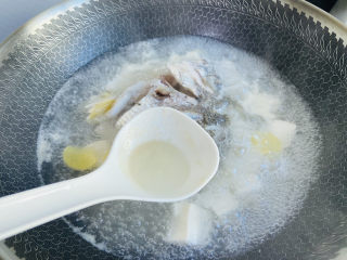 11、豆腐鱼头汤.,撇去浮沫