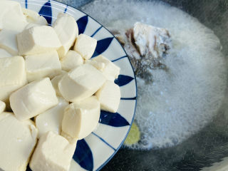 10、豆腐鱼头汤.,放入豆腐大火烧开转中火煮十五分钟