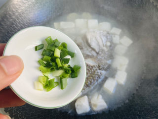 13、豆腐鱼头汤.,入葱花