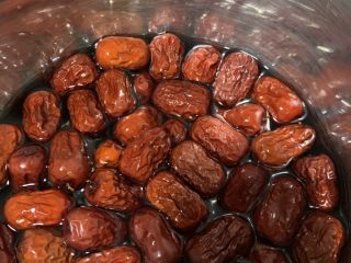 3、桂圆炖蛋,红枣洗净