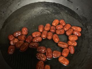 4、桂圆炖蛋,泡一会