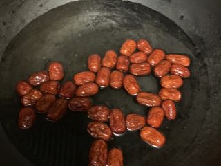 5、桂圆炖蛋,开火煮