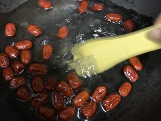 6、桂圆炖蛋,小火