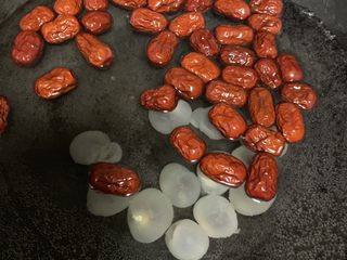 7、桂圆炖蛋,放桂圆