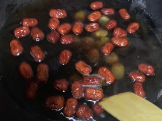 9、桂圆炖蛋,放红糖