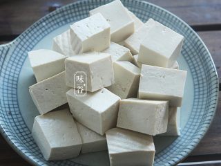 2、糖醋脆皮豆腐,把老豆腐切成麻将大小的豆腐块；