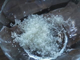 3、糖醋脆皮豆腐,碗内放入糖；
