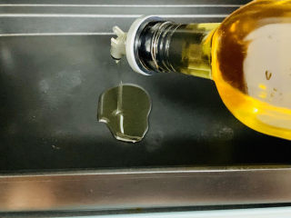 2、韩式泡菜炒饭,锅中加入适量的油。