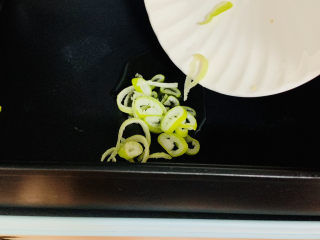 3、韩式泡菜炒饭,葱切成小圈