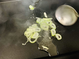 4、韩式泡菜炒饭,下入油锅中爆香。