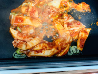 6、韩式泡菜炒饭,翻炒一下辣白菜。