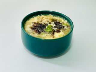 13、韩式泡菜炒饭,做法很简单：炒完辣白菜的锅，不用清洗加入这样的两碗水，水开后用一点点的水淀粉勾芡，一个鸡蛋打散淋入水中，关火放入紫菜、盐调味，出锅前放入香葱或香菜。