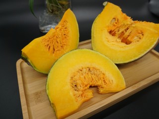 1、南瓜西米露,准备一块南瓜（只要了两小块，图片是为了配图）