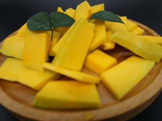 3、南瓜西米露,切成小块