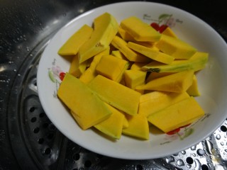 4、南瓜西米露,放到蒸锅中蒸10分钟左右