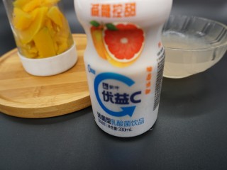 11、南瓜西米露,放凉的南瓜放到榨汁机中，倒入乳酸奶，搅拌均匀