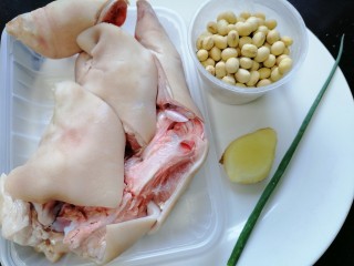 1、黄豆猪脚汤,准备好所需材料