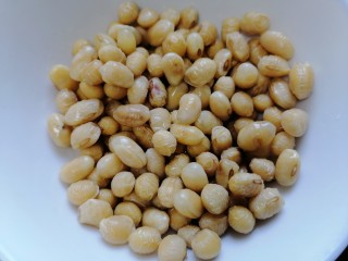 3、黄豆猪脚汤,黄豆泡好沥干水分