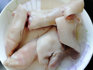 4、黄豆猪脚汤,猪脚泡水清洗干净