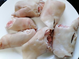 5、黄豆猪脚汤,将猪脚改刀成小块