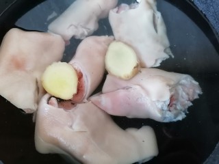 6、黄豆猪脚汤,将猪脚放入锅内焯水