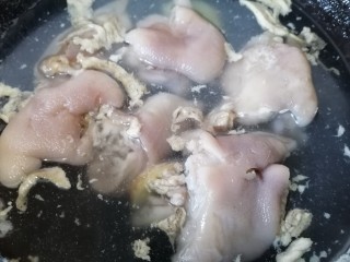 7、黄豆猪脚汤,煮至沸腾出沫