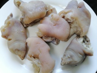 8、黄豆猪脚汤,捞出清洗干净