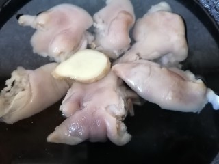 9、黄豆猪脚汤,再次下锅煮一会放入黄酒去腥