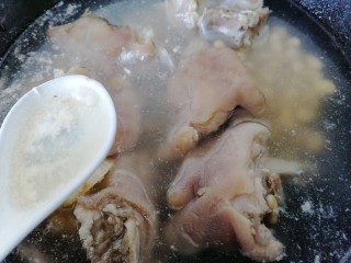 11、黄豆猪脚汤,撇去浮沫