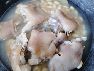 13、黄豆猪脚汤,炖至汤浓稠猪脚软烂即可出锅