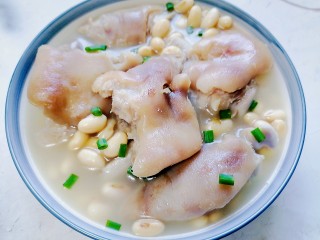 14、黄豆猪脚汤,装盘撒上葱花点缀