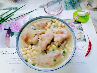 15、黄豆猪脚汤,拍上成品图，一道美味又营养的黄豆猪脚汤就完成了。