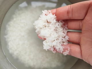 1、佛系龙虾粥,先将大米浸泡1小时（泡过的大米更容易煮烂）