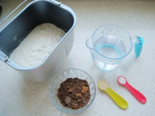 1、葡萄干红糖软欧,配料称好备用。