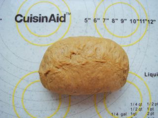 11、葡萄干红糖软欧,捏紧封口。