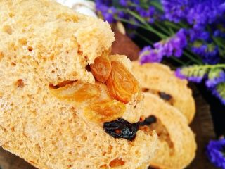 18、葡萄干红糖软欧,外皮柔软有嚼劲。组织细腻宣软。