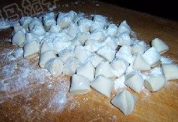 7、海鲜烧卖,分成大小均匀的面团