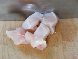 1、宫保鸡丁这样做简单美味，99%的都学会了,鸡肉切条再改刀切丁