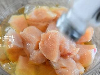 2、宫保鸡丁这样做简单美味，99%的都学会了,倒入蛋清、1勺料酒、1茶匙淀粉、1茶匙糖、少许盐拌匀