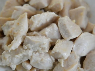 6、宫保鸡丁这样做简单美味，99%的都学会了,炒至熟透，将炒熟的鸡丁盛出备用