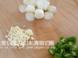 7、宫保鸡丁这样做简单美味，99%的都学会了,大葱切段，蒜切末，青椒切圈