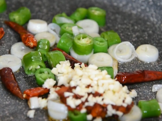 9、宫保鸡丁这样做简单美味，99%的都学会了,加入豆瓣酱、蒜泥继续煸炒