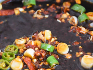 10、宫保鸡丁这样做简单美味，99%的都学会了,等豆瓣酱呛香溢出时，倒入兑好的调料汁