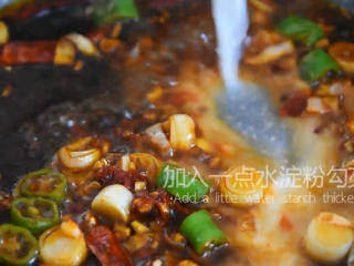 11、宫保鸡丁这样做简单美味，99%的都学会了,加入一点水淀粉勾芡