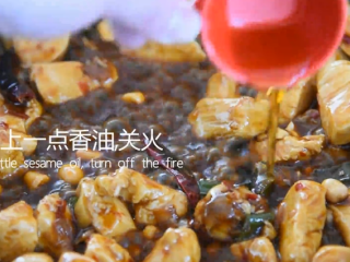 14、宫保鸡丁这样做简单美味，99%的都学会了,淋上一点香油