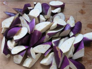 3、颜值超高的红烧蚝油紫茄子,将茄子切成滚刀块