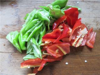 4、颜值超高的红烧蚝油紫茄子,辣椒切成片